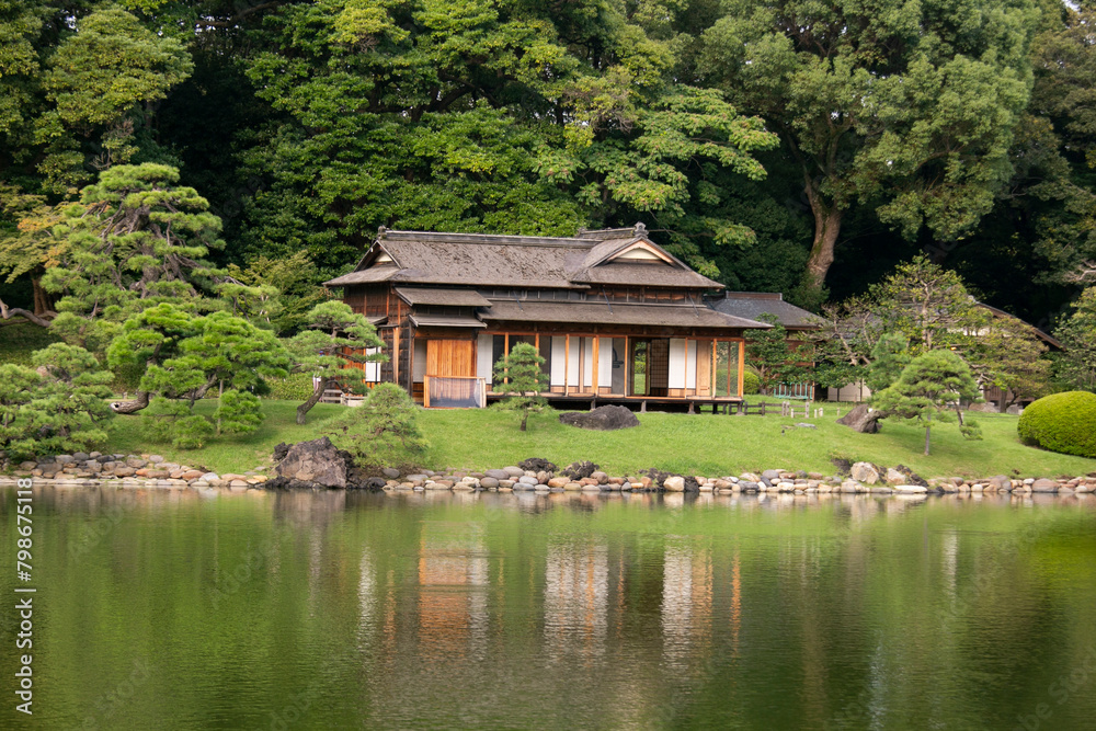 Traditional Japanese chashitsu tea room called Tsubame-no-ochaya or Swallow teahouse along the Shiori-no-ike pond of the Hama-rikyū Gardens Traditional Japanese chashitsu tea room called Tsubame-no-ochaya or Swallow teahouse along the Shiori-no-ike pond of the Hama-rikyū Gardens