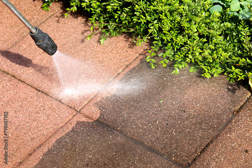 Cleaning stone patio slabs with high pressure