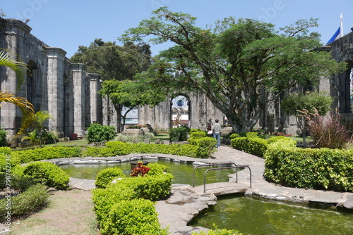 Parkanlage in Kirchenruine Sankt Jakobus in Cartago Costa Rica photo