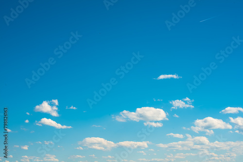 Weiße Wolken am blauen Himmel photo