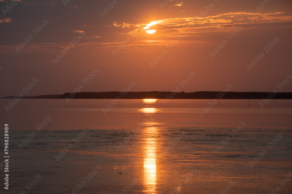 静かな湖の夕暮れと夕焼け雲
