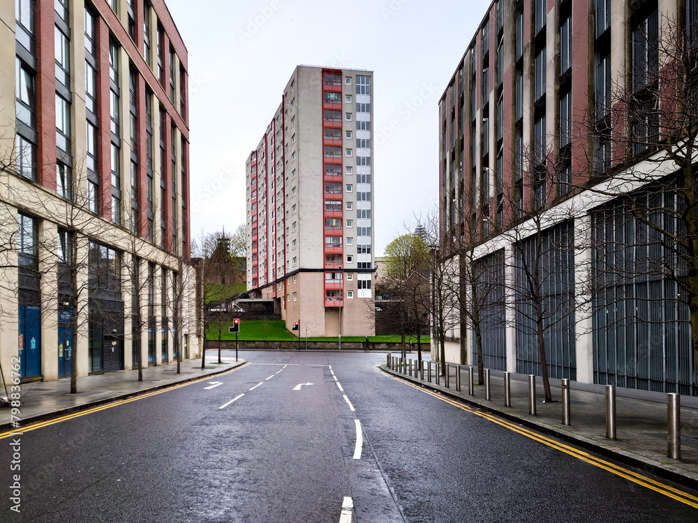 Obraz premium A large apartment block at the end of a road