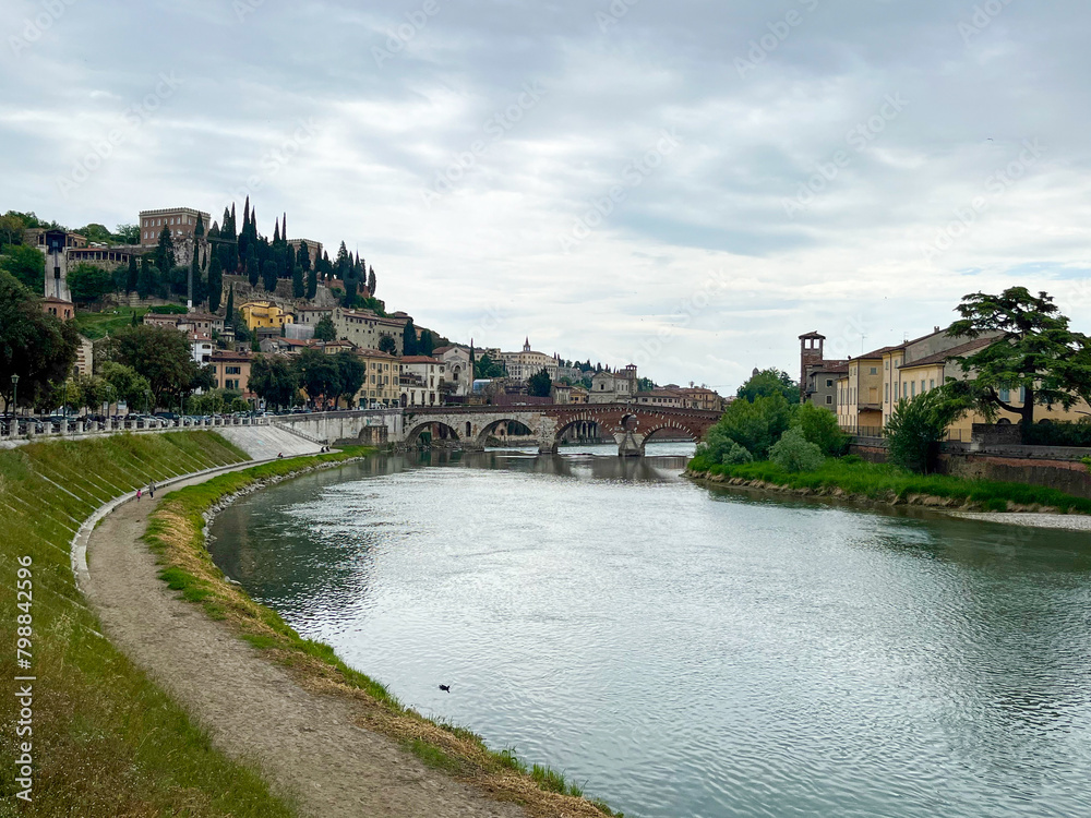 Obraz premium Panoramic View of Verona from a High Point Overlooking the Cityscape
