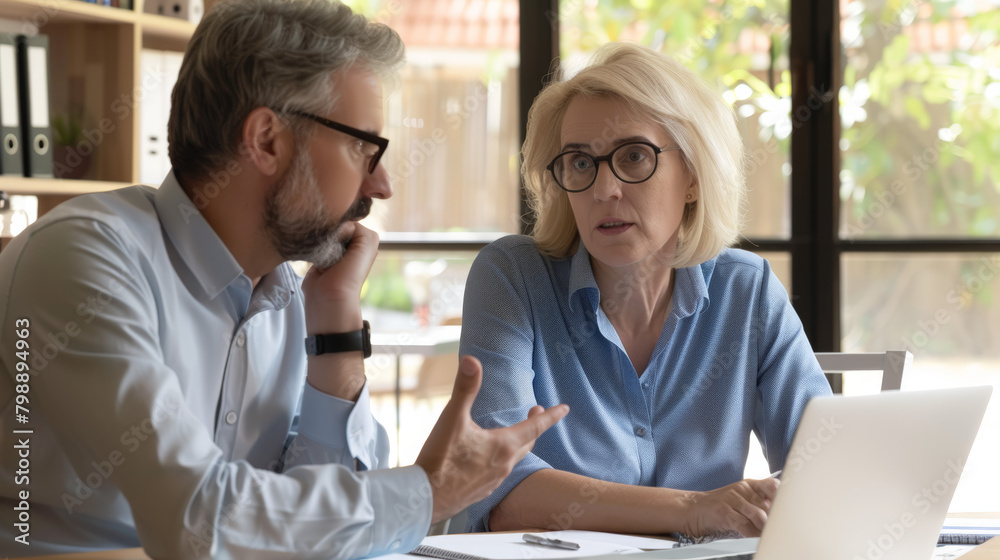 Obraz premium two colleagues working together