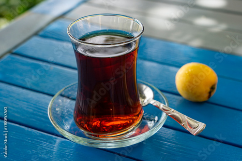 Türkei: Tee, Cai trinken in einem einheimischen Garten-Lokal, Cafe, Restaurant, typische Spezialität im Teeglas serviert