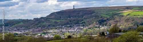Φωτογραφία Panoramic image of green fields and peel tower at the top of the hill in Ramsbottom, Greater Manchester