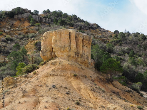roca en forma de hostales paralelos formados por la erosión provocada por el viento y la lluvia, sierra del montsant, tarragona, españa, europa 