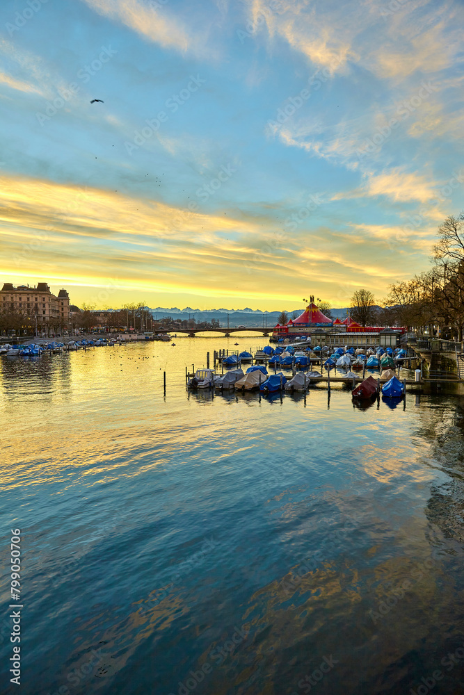 Fototapeta premium Sonnenuntergang in Zürich bei blauem Himmel