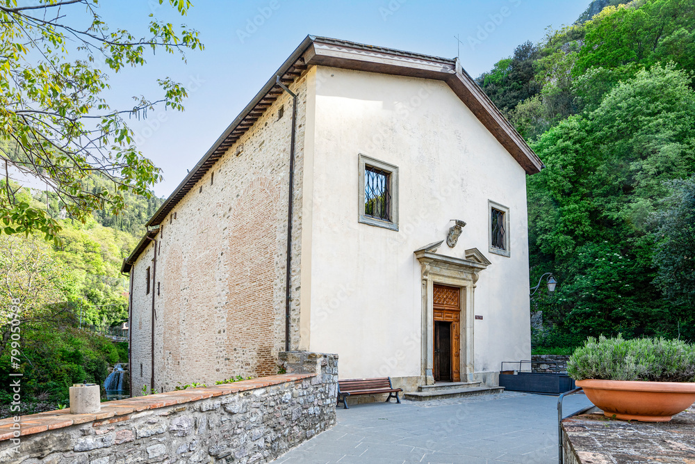 Φωτογραφία The medieval church of Santa Croce della Foce in Gubbio , Umbria , Italy, facade