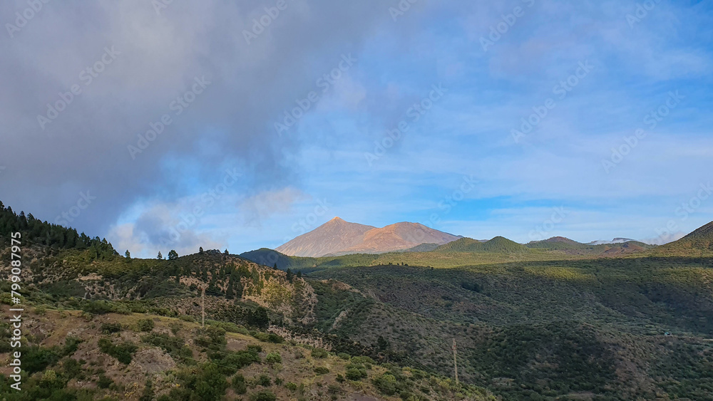 Teneriffa, Spanien: Der El Teide Vulkan aus der Ferne