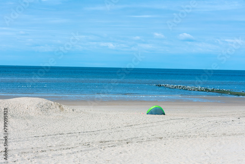 Nordseestrand der Niederlande in Julianadorp ann Zee. Mit einsamen Zelt und möwenkolonie