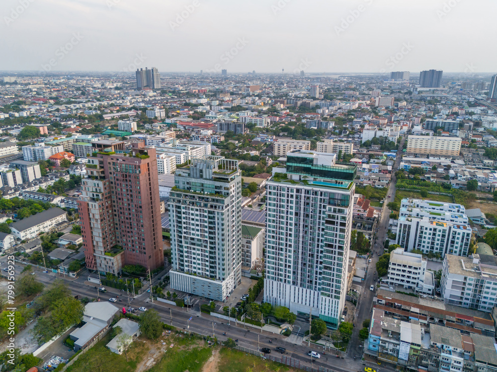 Obraz premium Several tall buildings with recreation areas and swimming pools on the roof, next to a building with solar panels and the redesign of the car street area, aerial top view