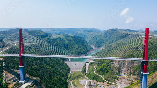 The Longli River Bridge in Guizhou was officially opened to traffic on April 27th.