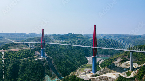 The Longli River Bridge in Guizhou was officially opened to traffic on April 27th. photo