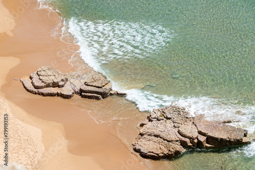 Playa desierta en el Algarve de Portugal photo