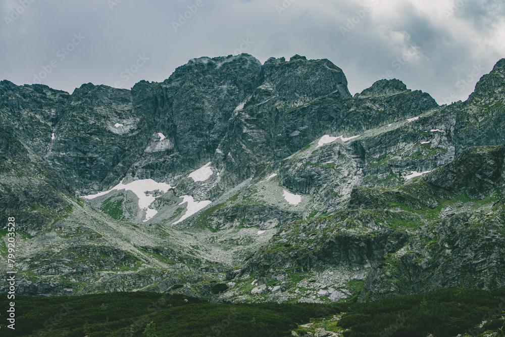 Fototapeta premium Górska wycieczka, w pochmurny dzień w Tatrzańskim Parku Narodowym