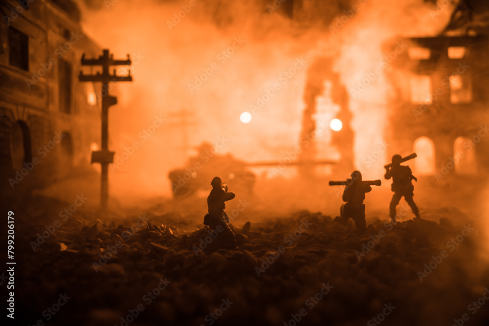 Obraz premium Military soldier silhouette with bazooka. War Concept. Military silhouettes fighting scene on war fog sky background, Soldier Silhouette aiming to the target at night.