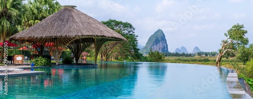 Foto Infinity pool and peaceful panoramic natural view bring to relaxation moment in