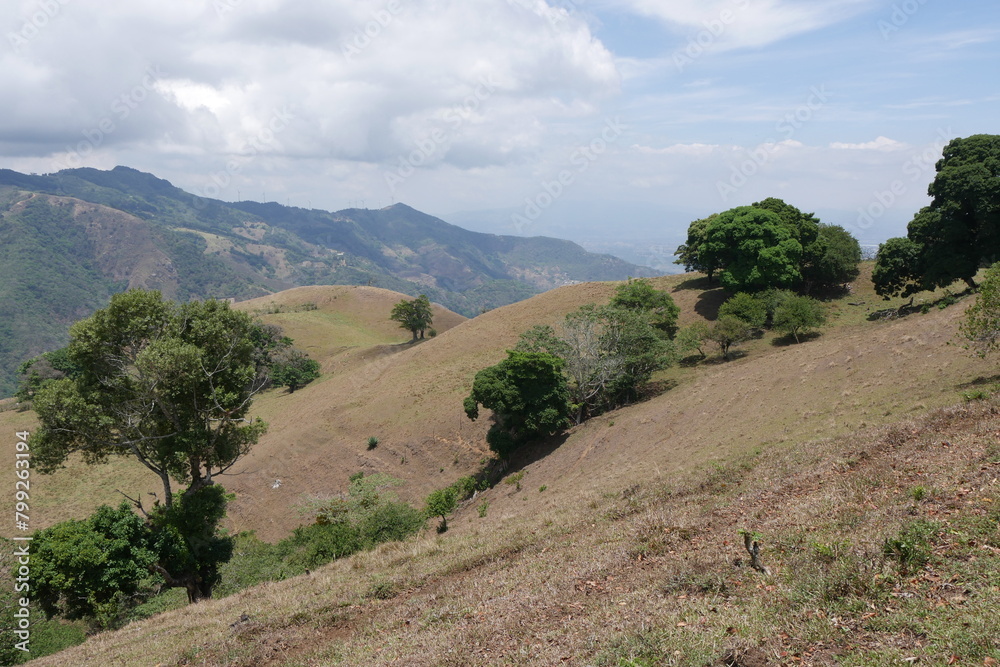 Weide in Berglandschaft bei Escazú in den Bergen um San José in Costa Rica