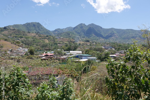 San Antonio bei Escazú in Costa Rica bei San José mit den Bergen von Escazu mit den Gipfeln Cerro Piedra Blanca, San Miguel am Cruz de Ventolera, Bandera und Cedral  photo