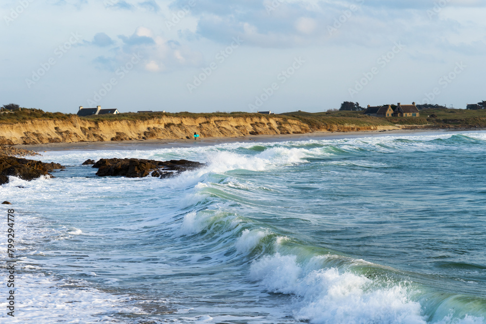 Les vagues viennent s'échouer sur une plage du Finistère sud en Bretagne, offrant un spectacle naturel apaisant et majestueux, empreint de la beauté sauvage de l'océan.