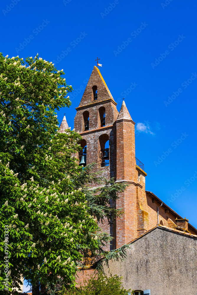 Fototapeta premium Clocher à l’architecture caractéristique en briques rouges de l’Eglise Saint-Martin de Nailloux, dans le Lauragais, près de Toulouse
