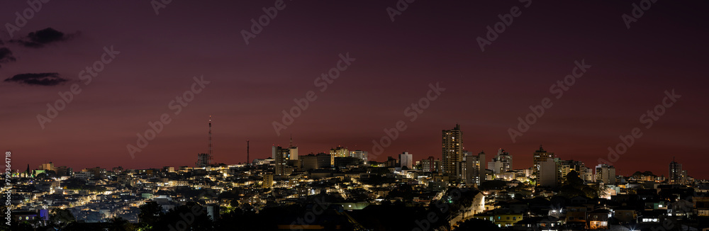 Panorâmica com pôr-do-sol na cidade de Varginha, Sul de Minas Gerais, Brasil