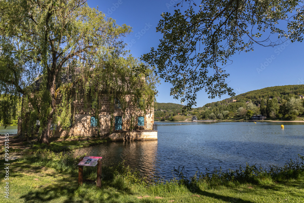 Fototapeta premium Chasteaux (Corrèze, Nouvelle aquitaine, France) - Vue printanière du lac du causse et de la maison de l'eau et de la pêche