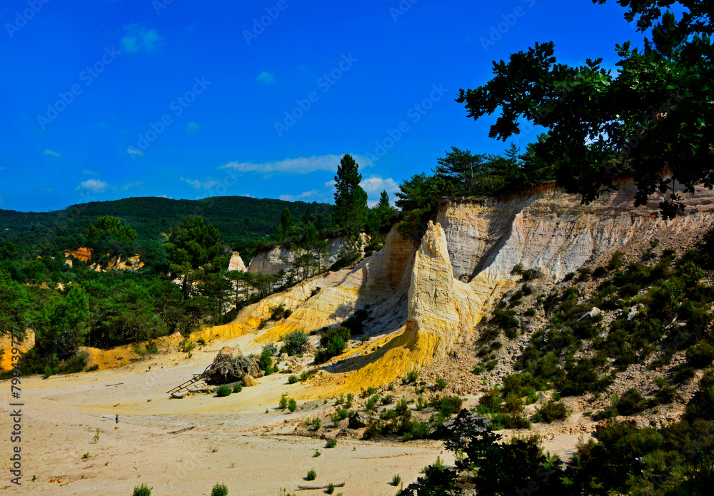 Naklejka premium prowansja piekny kanion ochrowy, beautiful ocher canyon in Provence, ocher canyon, ocher canyon in provence, Colorado provençal, Provencal ocher canyon, Colorful former ochre , France 