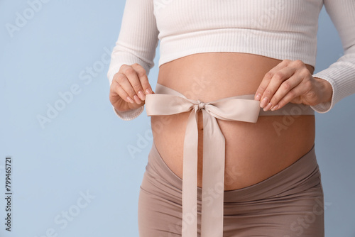 Young pregnant woman with b...