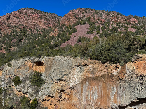 Quadro em tela Springtime view of the red rocky mountain landscape in Tonto Natural Bridge State Park in Pine, Arizona with bright blue sky copy space in an area above the natural bridge