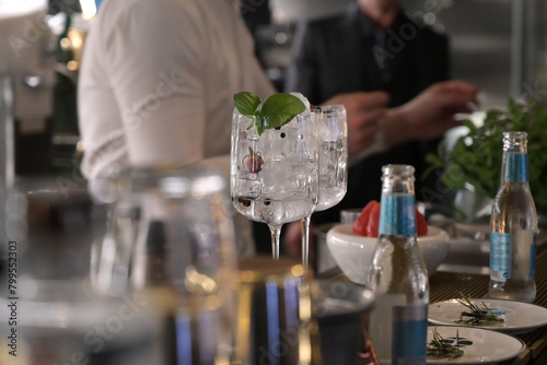 cocktail sul bancone di un bar photo