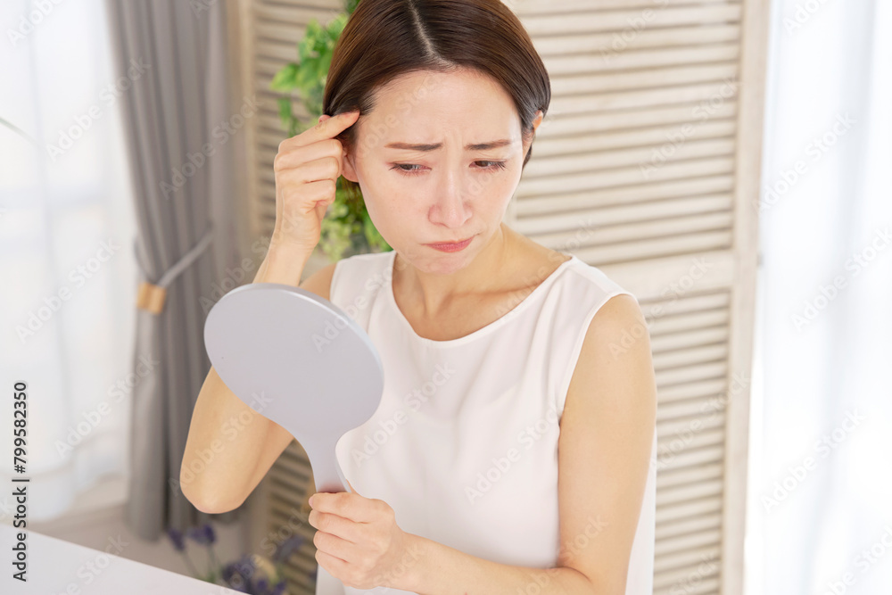 髪の毛の悩みがある中年女性