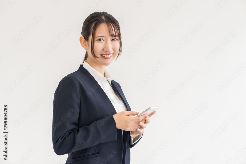 スマートフォンを見る女性 ビジネス スマートフォンを見る女性 ビジネス