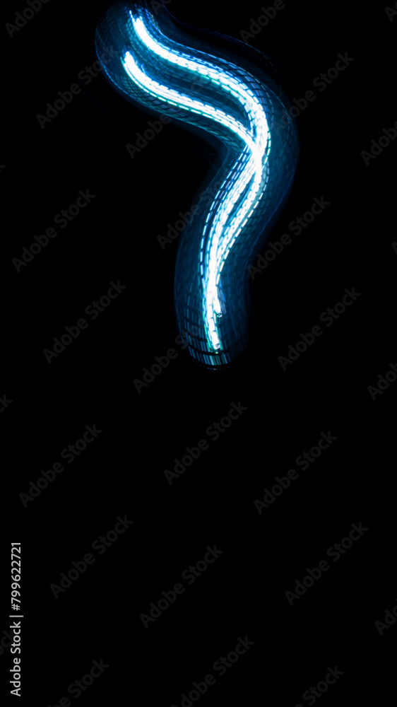 Fototapeta premium space licht malen lila rauch linien striche leuchten dunkel hintergrund videoeffekt ki superkraft Visueller Effekt bunte lichter bildschirm organizer anstieg augenschonend dunkel farbenspiel formen