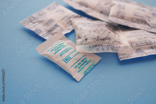 Close-up of Desiccants and Silica Gel Packets（たくさんの乾燥剤とシリカゲルのクローズアップ撮影）