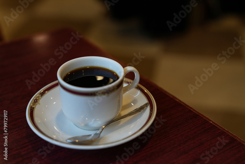 カフェのテーブルに置かれたコーヒー