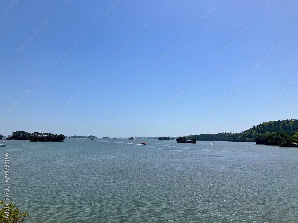 松島海岸から眺める海に浮かぶ島々と遊覧船