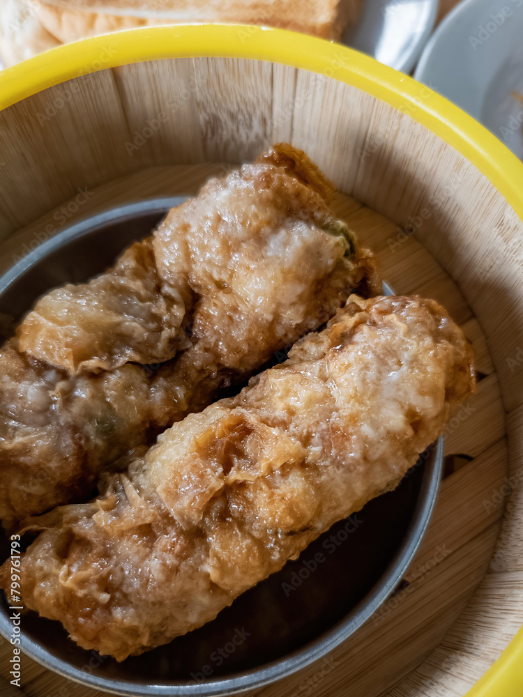 Foto de Top view of steamed dim sum, Deepfried Beancurd Skin Roll in