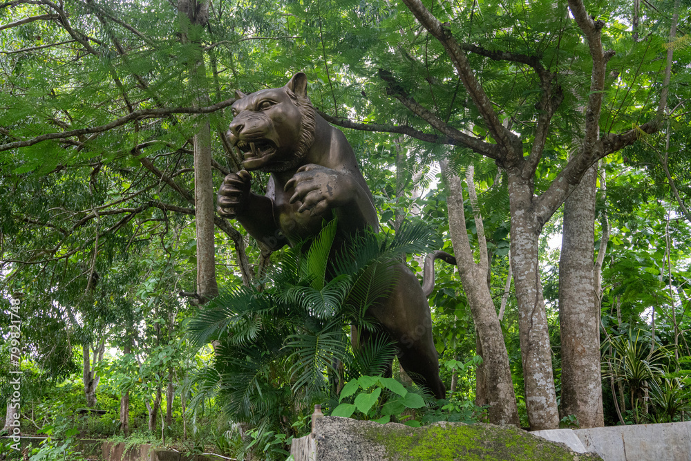 Obraz premium Bronze Tiger Statue in Forest