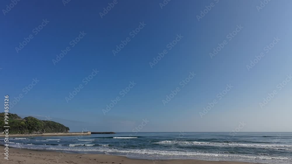 日本海の波を楽しむサーファーたち! 日本海の波を楽しむサーファーたち!