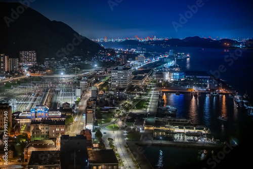 門司港レトロ展望室から見る門司港レトロ地区と関門海峡の夜景