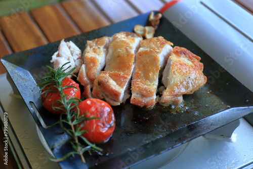 春のキャンプで焼き色が付いたグリルチキン