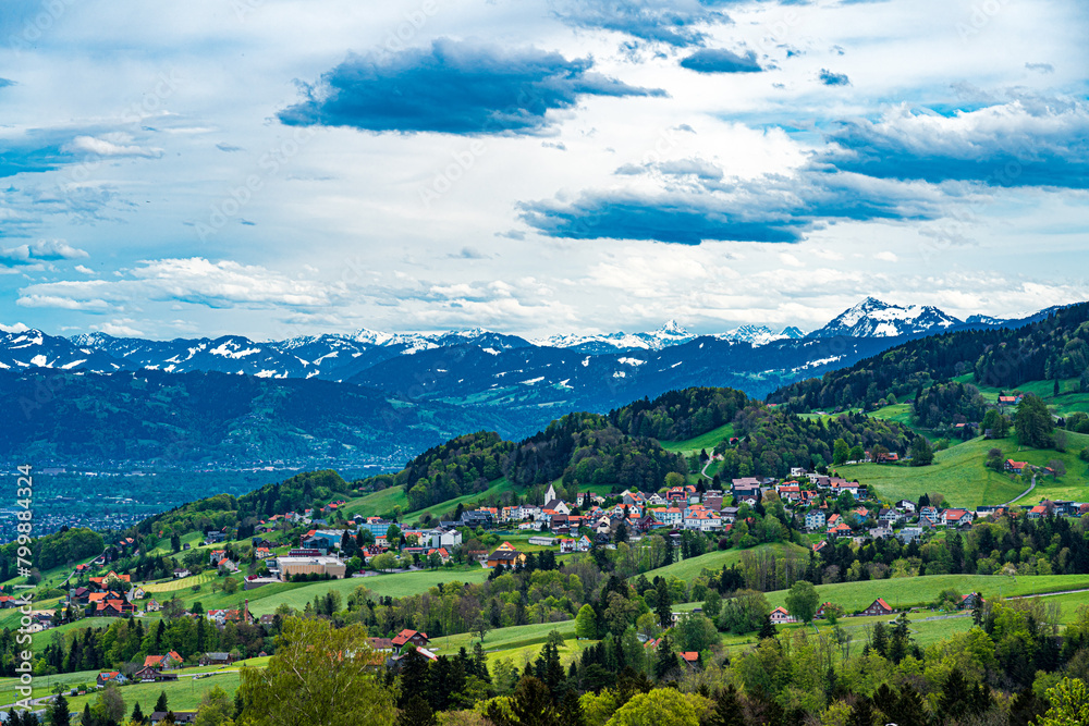 CH, Schweiz, Landschaft in Appenzell mit Blick auf wolfhalden ; Hügellandschaft im Frühjahr mit changierenden Farben aus Gelb und Grün
