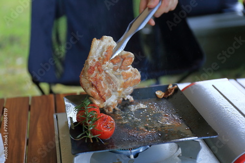 春のキャンプで焼き色が付いたグリルチキン
