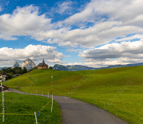 Stoos im Herbst mit Kirche und Mythen - Schweiz
