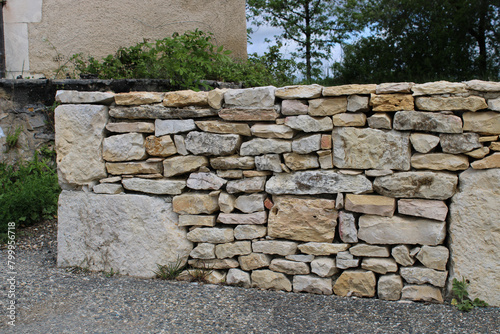 Mur en pierre sèche