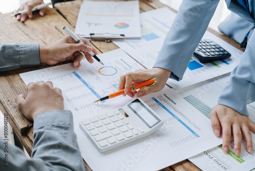 Investment analysts explain the situation in the market and the economy while providing strategic advice on investment plans.