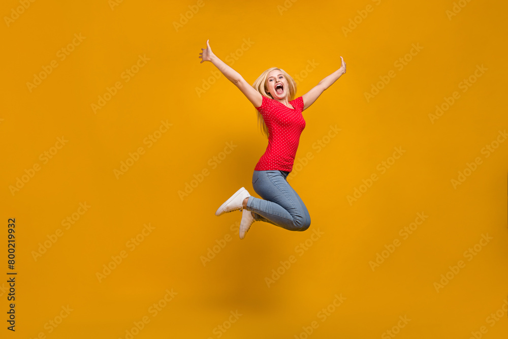 Obraz premium Full length body size photo woman jumping up shouting crazy isolated vibrant orange color background