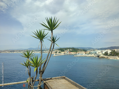 Panorama sur la baie des anges et le port Lympia à Nice sur la Côte d'Azur
